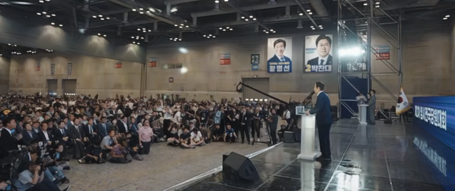 정청래 더불어민주당 신임 대표는 수락 연설에서 당원과 국민의 선택에 감사를 표하며, 이번 당선이 당원 주권 시대를 향한 분명한 흐름임을 강조했습니다. 그는 박찬대 후보와의 경쟁을 갈등이 아닌 협력으로 규정하고, 지지자 간 불이익 없는 통합을 약속했습니다. 검찰·언론·사법 개혁을 추석 전까지 마무리하겠다는 구체적 계획을 제시했으며, 공정한 경선 시스템을 통해 지방선거 승리에 집중하겠다고 밝혔습니다. 당원 참여 확대, 전당원 투표 정례화, 지명직 최고위원 일부를 평당원에서 선출하는 방안도 언급하며, 당의 결정 구조를 개편하겠다는 입장을 분명히 했습니다. 이재명 정부의 국정운영을 당이 강력히 뒷받침하겠다는 입장과 함께, 과거 정부의 위헌 행위에 대한 철저한 책임 규명 의지도 드러냈습니다.