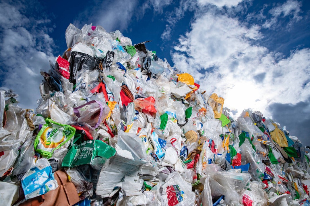 엔지니어가 첨단 재활용 기술로 플라스틱 폐기물을 처리하는 방법