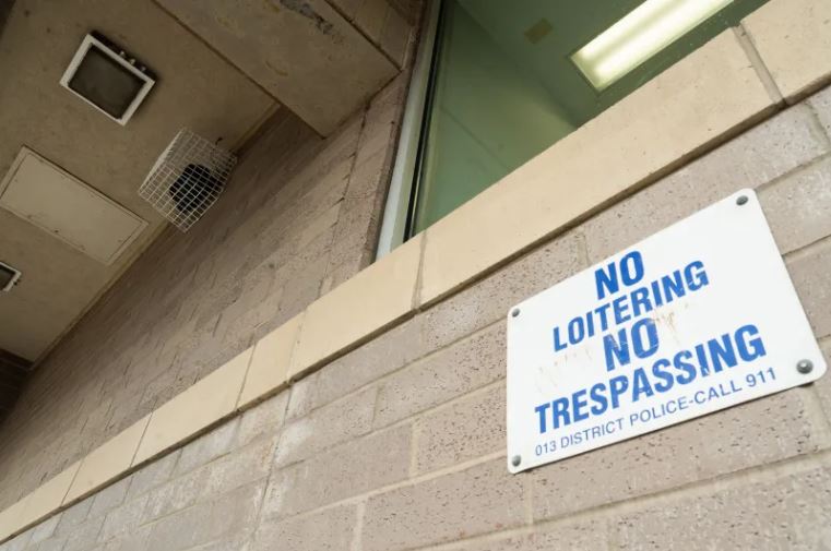 점포 외부 경고문과 스피커