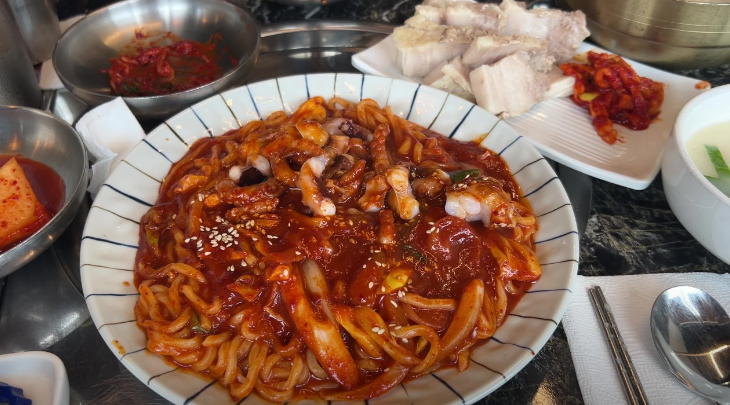 생방송 오늘N 인천 중구 한우사골 칼국수와 무한리필보쌈