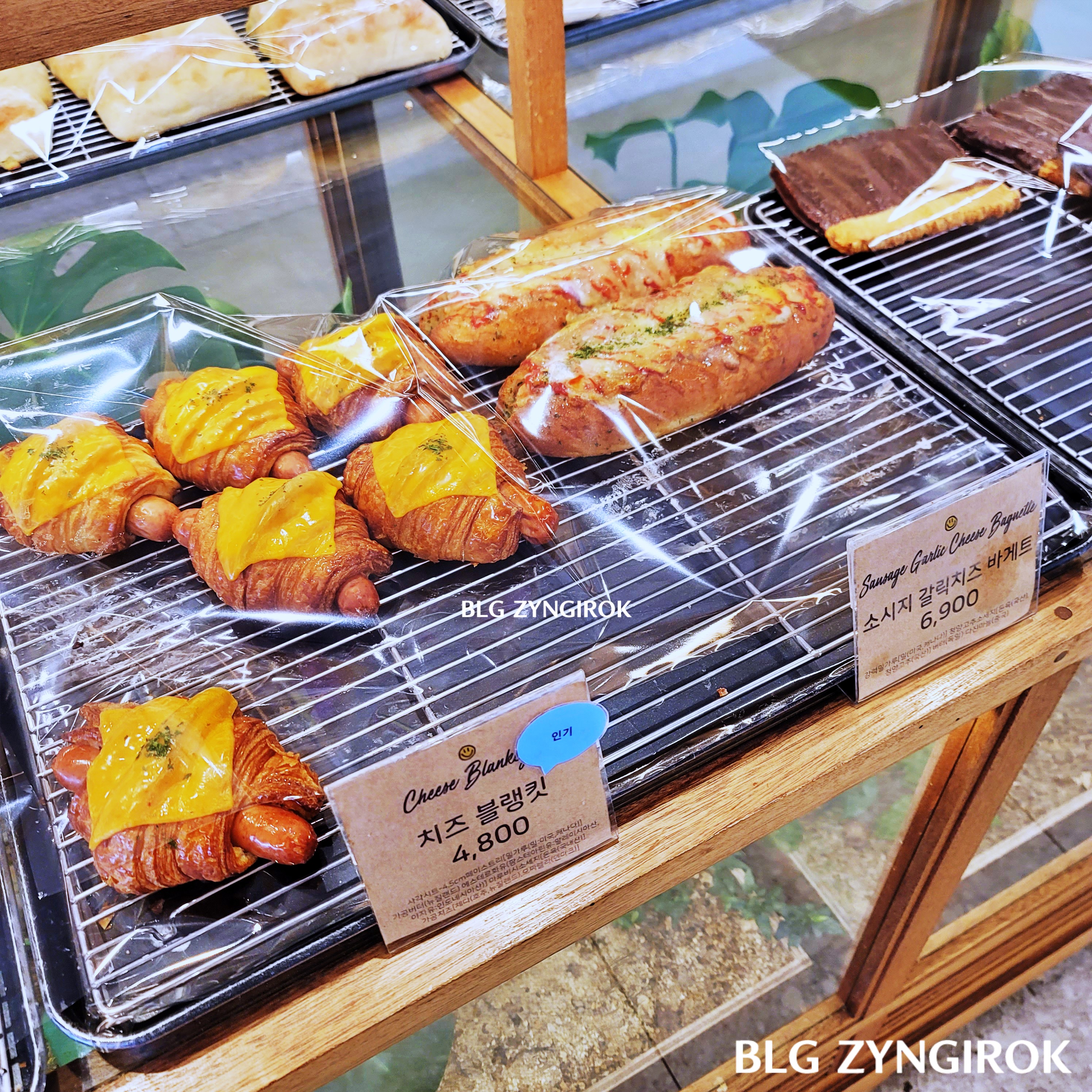 치즈 블랭킷과 소시지 갈릭치즈 바게트이다.