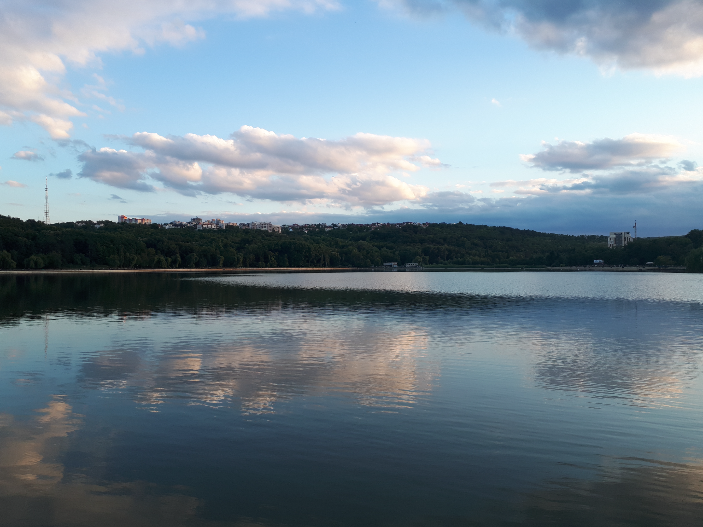 몰도바 키시나우 카스케이드 계단 아래 호수