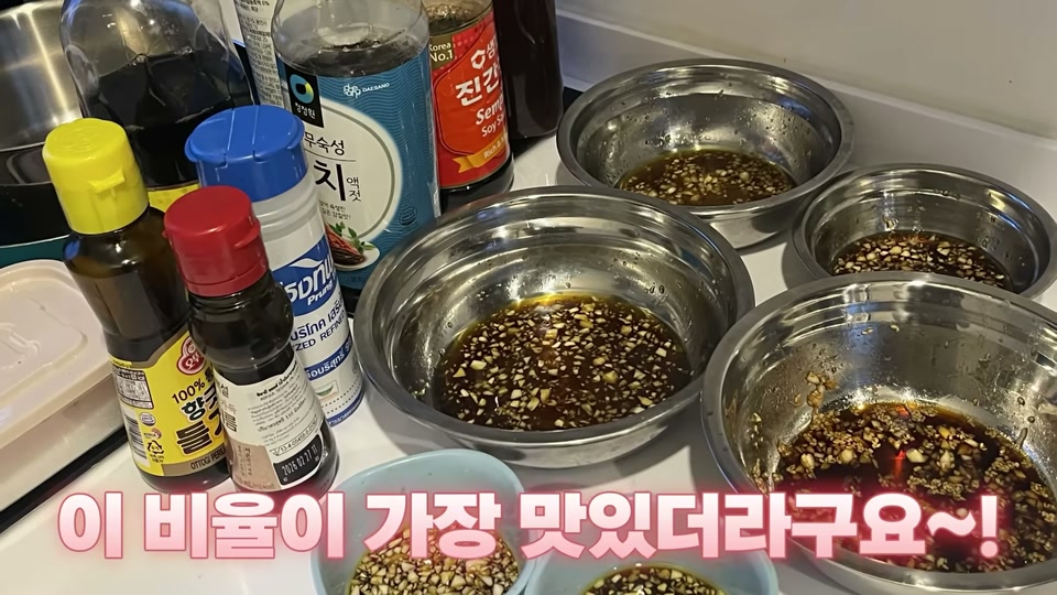 양념장 재료를 섞는 장면