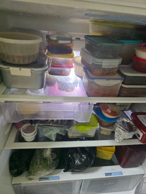 냉장고 내부 음식 보관 상태와 냄새 발생 원인을 보여주는 모습