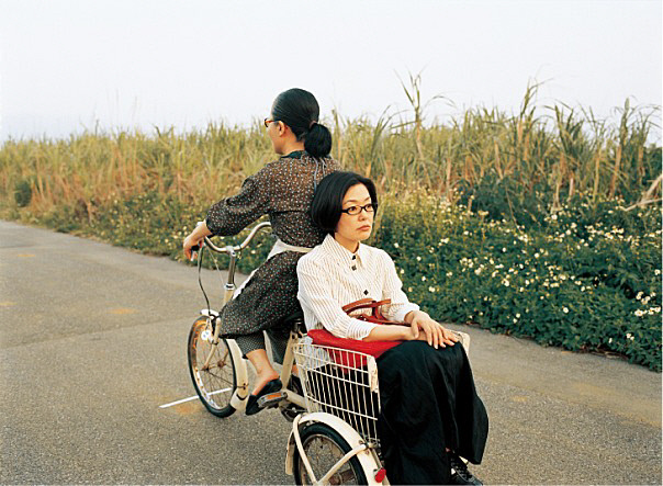 영화 안경에서 주인공 다에코(고바야시 사토미)