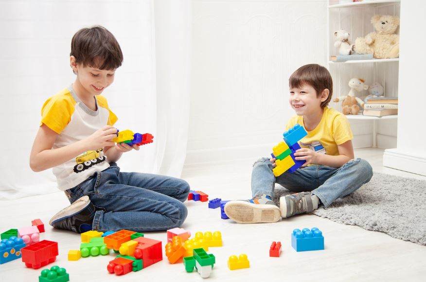 키즈펜션 레고를 가지고 놀고있는 두 남자아이