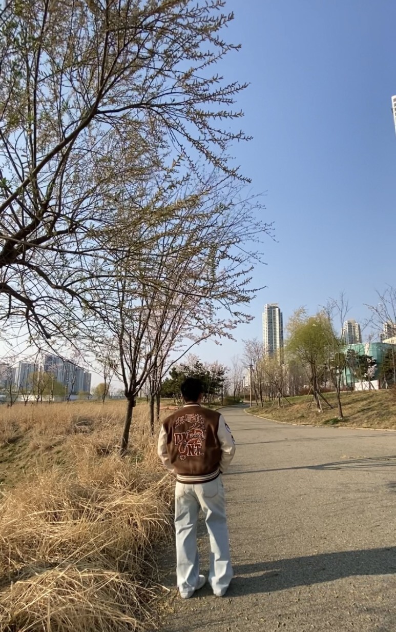 데일리룩(오뭘입)_도미넌트 야구점퍼 바시티 스타디움 재킷, 어커버 반팔, 에러스익셉티드 데미지 팬츠, 뉴발란스 608, 남자데일리룩, 남자데일리코디, 남자데일리패션, ootd