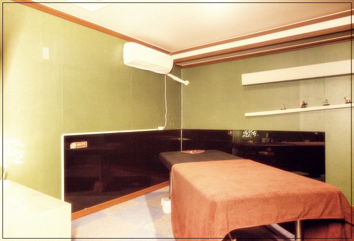 왁싱 및 마사지를 함께 받을 수 있는 관리실 내부