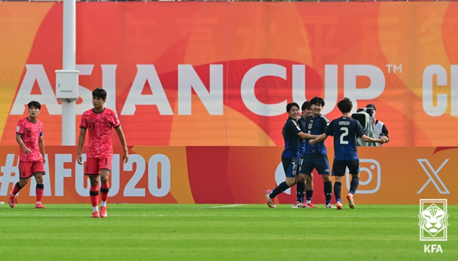 첫골 선취 후 기뻐하는 일본 선수들