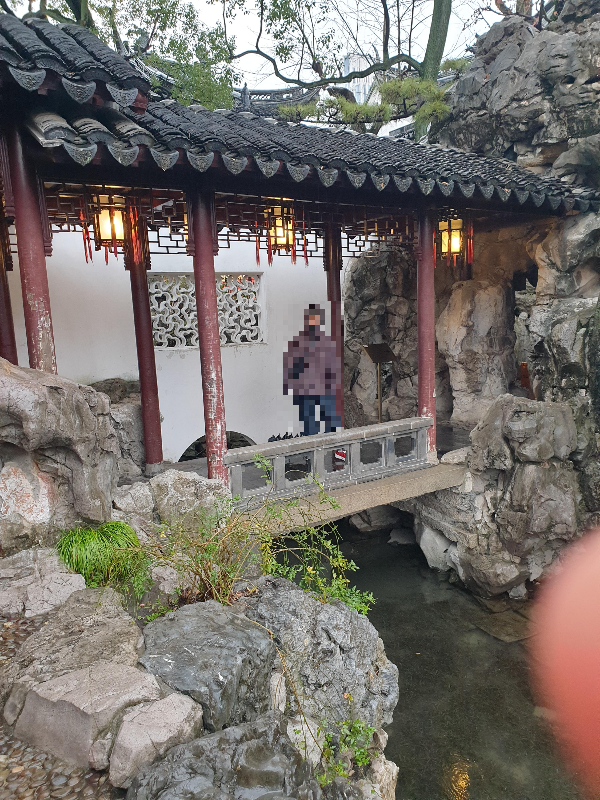 작은 다리와 회랑 그리고 등불 아래 사진 찍는 모습