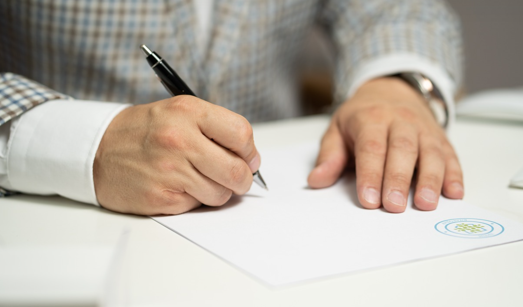 계약서에 사인하는 이미지