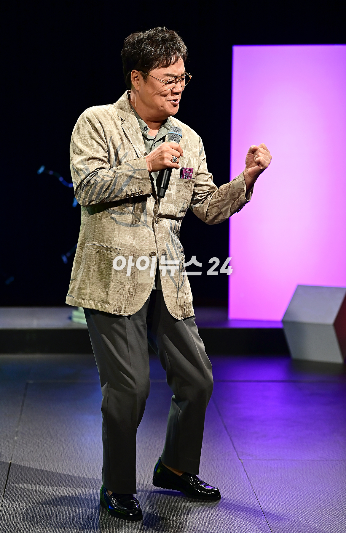 가수 남진이 13일 오후 서울 마포구 YTN홀에서 열린 신곡 쇼케이스에서 기념촬영을 하고 있다. [사진=곽영래 기자]