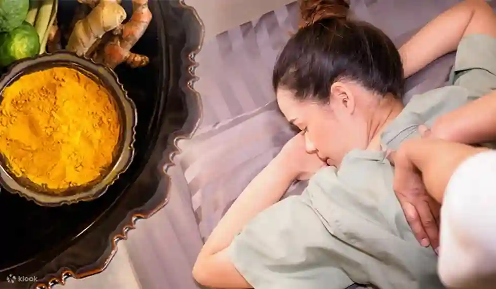 방콕 칫롬 지역에 위치한 원 모어 타이 스파, 마사지사의 손길과 옆에 놓인 허브 재료