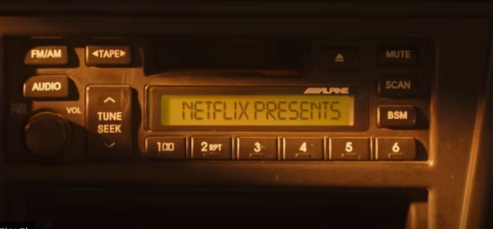 'NETFLIX PRESENTS' 알파인 카세트 데크가 눈에 들어온다.