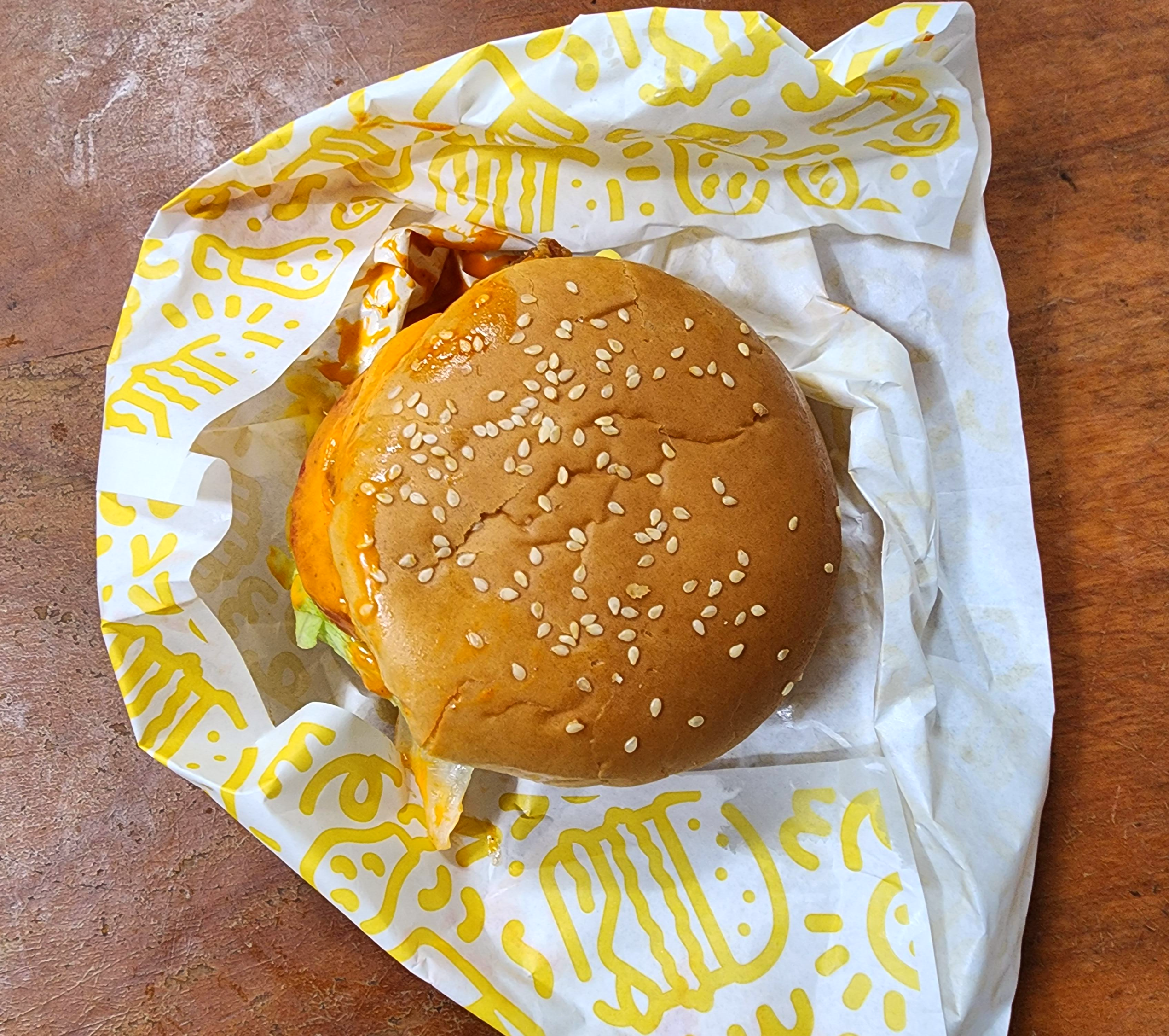 맘스터치_골든맥앤치즈치킨버거