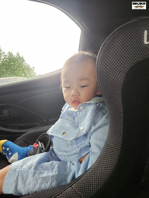 차량 렌트 완료 후 10개월 아기가 카세트에 앉아 있다.