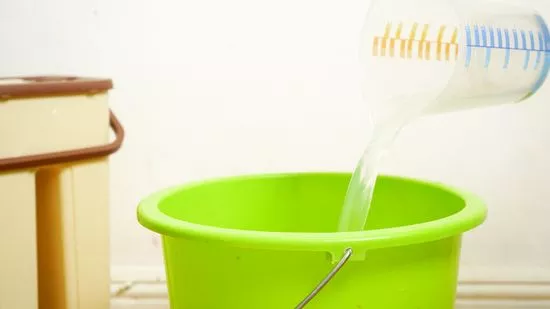 바닥을 따뜻한 물과 식초 용액으로 닦는다