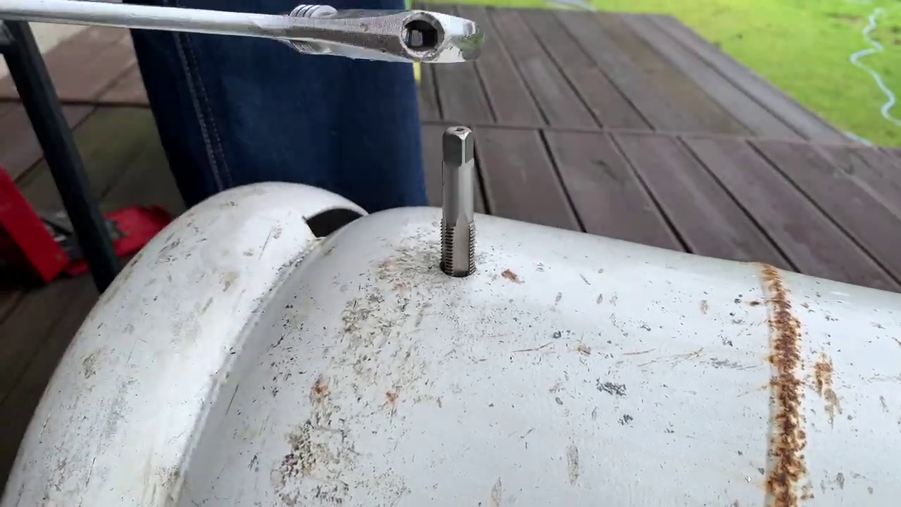 나사산을 만든다