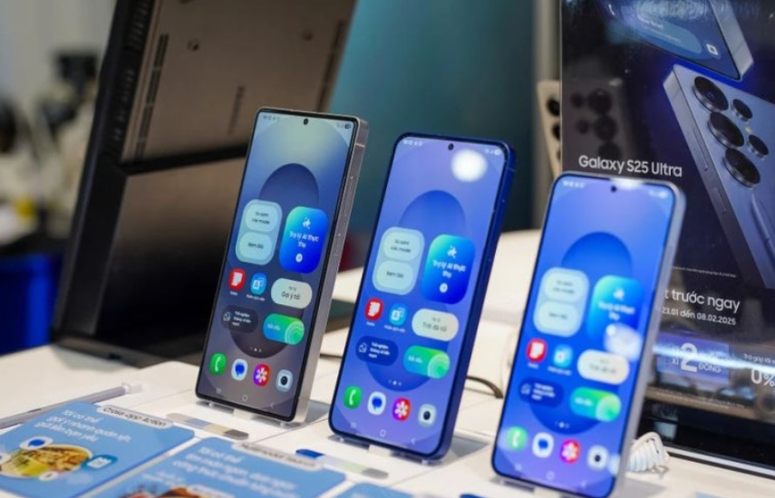 핸드폰 매장에 진열되어 있는 갤럭시s25