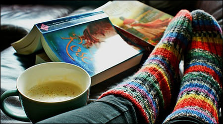 두꺼운 양말을 신고 있는 발