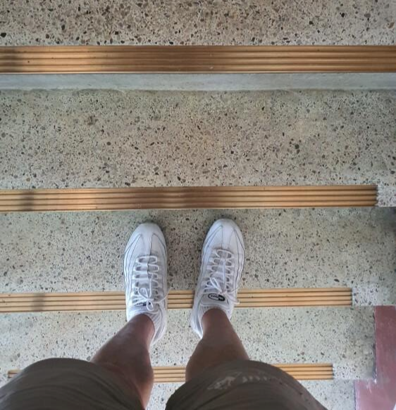 운동화신고-계단에-서있는-모습