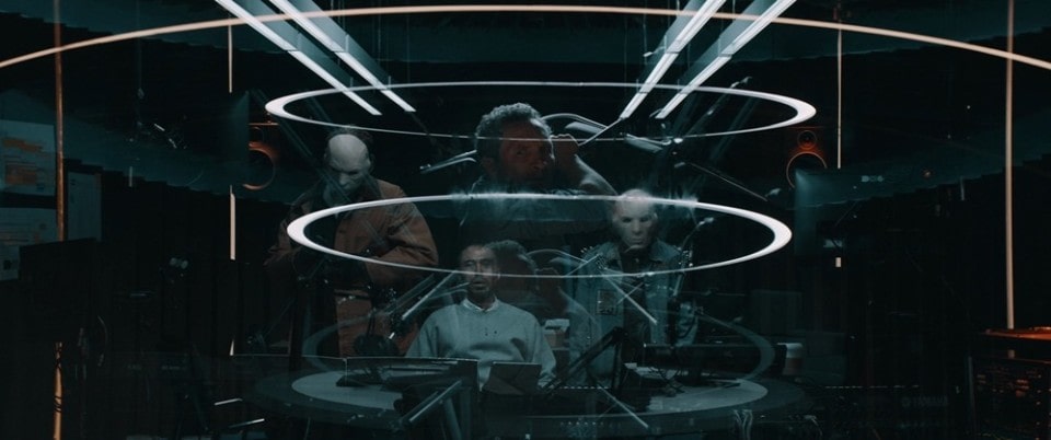 괴한들이 주인공을 둘러싸고 있는 모습