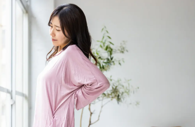 허리가 아픈 여성