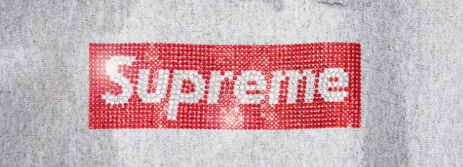슈프림의 빨간색 박스 로고(Box Logo)는 단순하면서도 강렬한 인상을 주며 브랜드의 상징으로 자리잡았습니다.