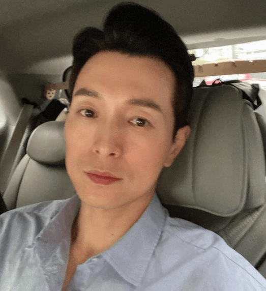 배우-정성일이-차-안에서-하늘색-셔츠를-입고-셀카를-찍고있는-장면