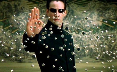 영화 주인공이 총알을 막는 모습