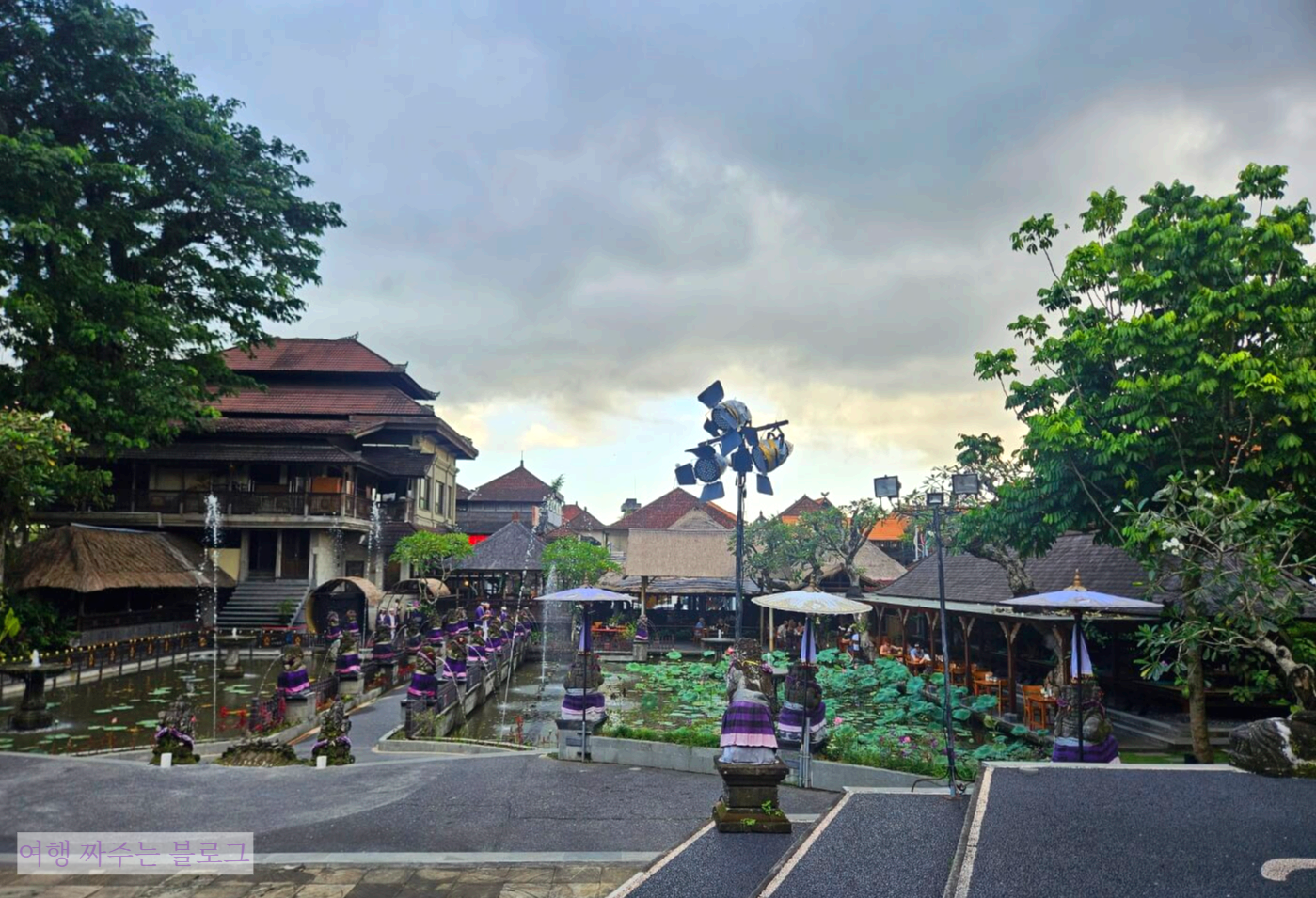 우붓의 사원 구경2