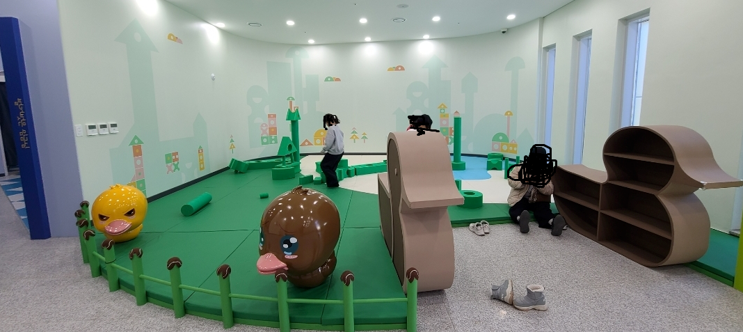 미운 오리 새끼 공간