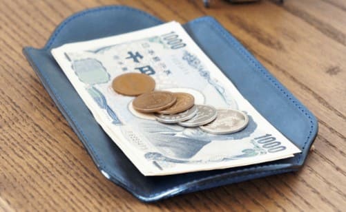 작은 쟁반위에 일본 동전과 지폐가 올려져 있다.