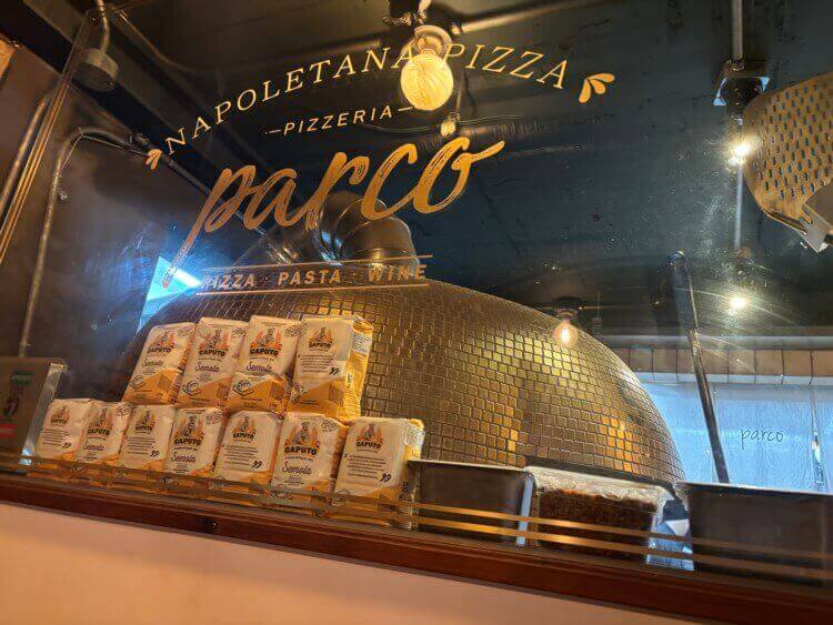 통유리창 뒤에 보이는 황금색 화덕