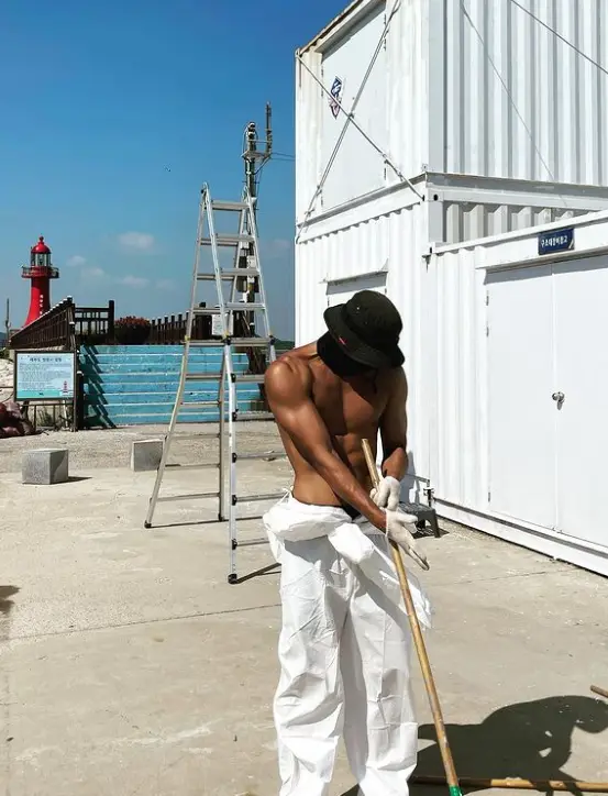 솔로지옥 3- 검정색 벙거지 모자 웃통은 옷을 않입고 흰색 긴바지만 입은채 땅을 바라보고 있는 남자출연자 박민규