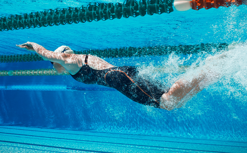 전신 수영복을 입고 수영하는 모습