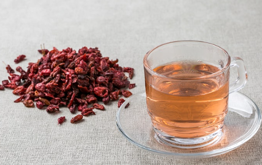 산수유열매와유리잔에담긴 산수유차