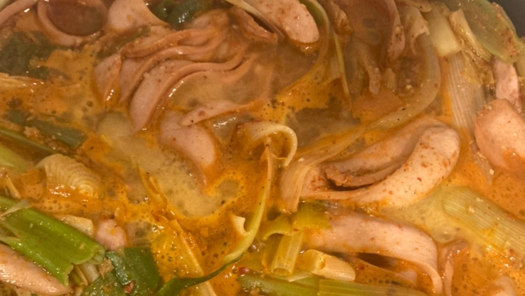 맛있어 보이는 부대찌개가 팔팔 끓고 있다