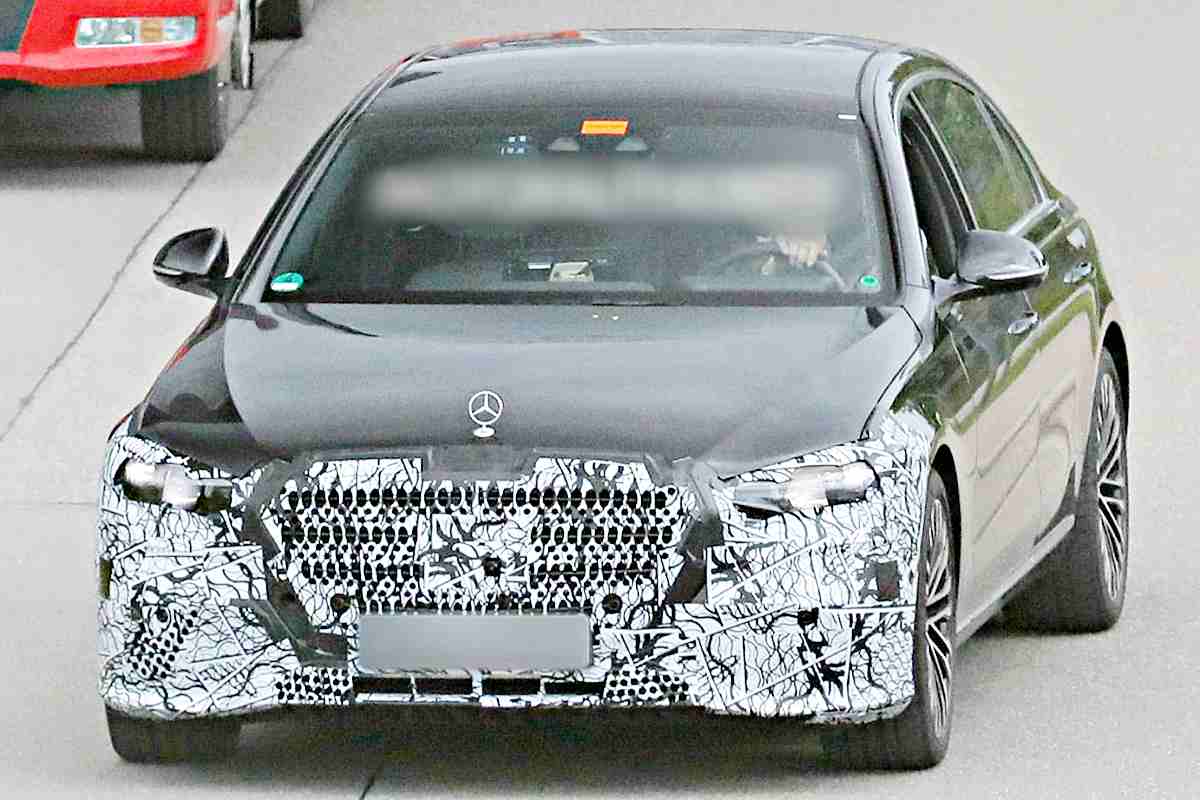 메르세데스-벤츠의 플래그십 세단이자 기함의 정석으로 꼽히는 'S클래스(W223)'가 페이스리프트를 준비 중이다.