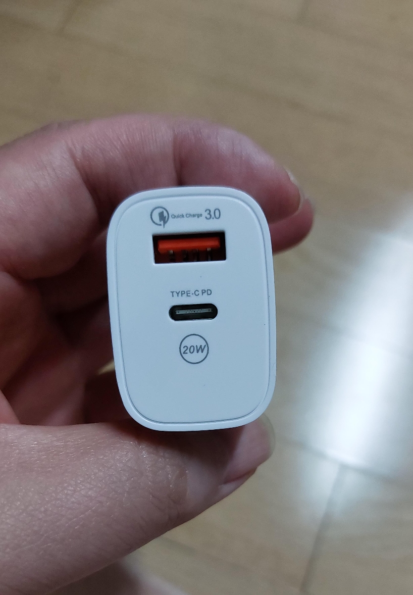 알리 20W 듀얼충전기 포트는 2개