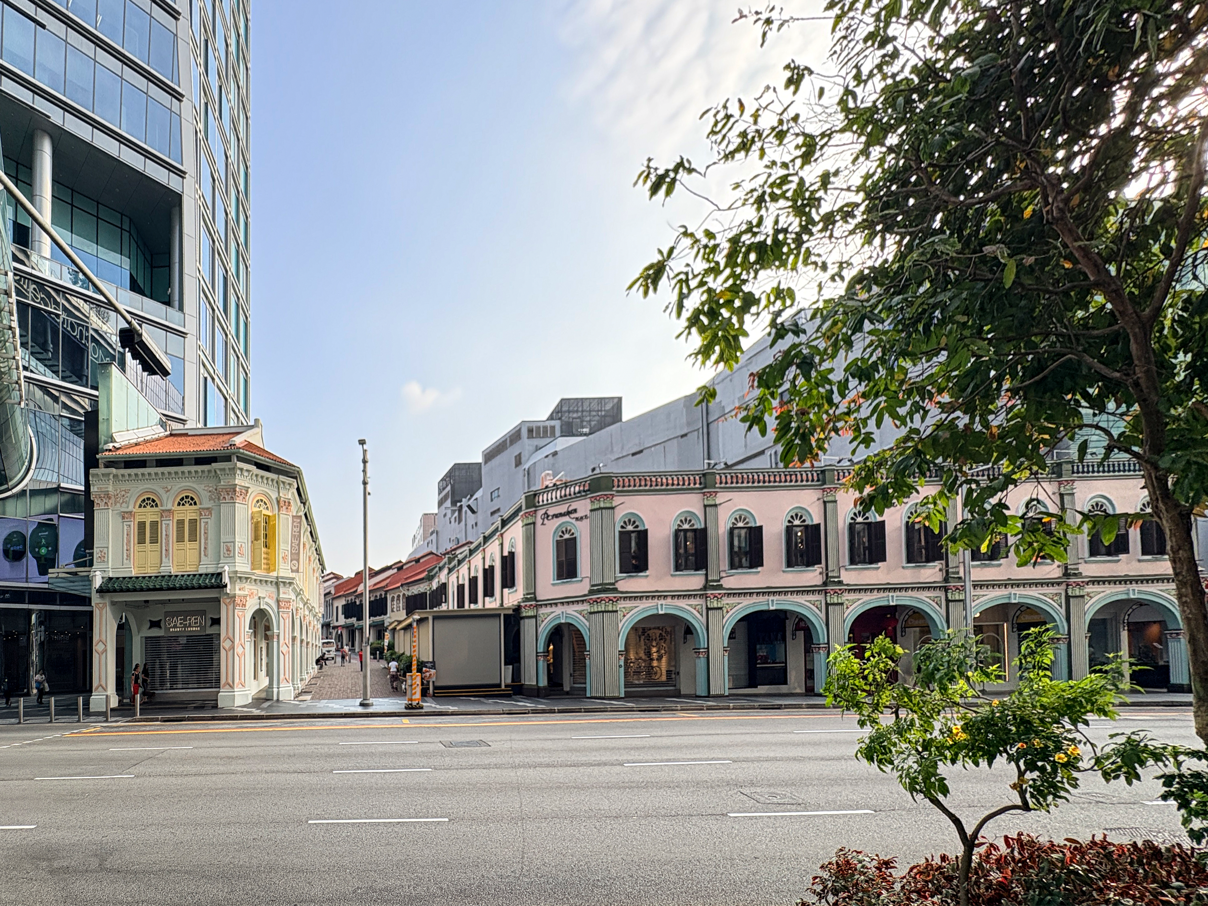 에메랄드 초입의 페라나칸 플레이스 컴플렉스(Peranakan Place Complex)