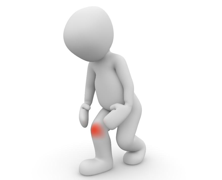 사람 모양의 흰색 인형이 오른쪽 무릎에 빨간 색을 표시해서 무릎이 아픈 것을 표현하고 있는 사진