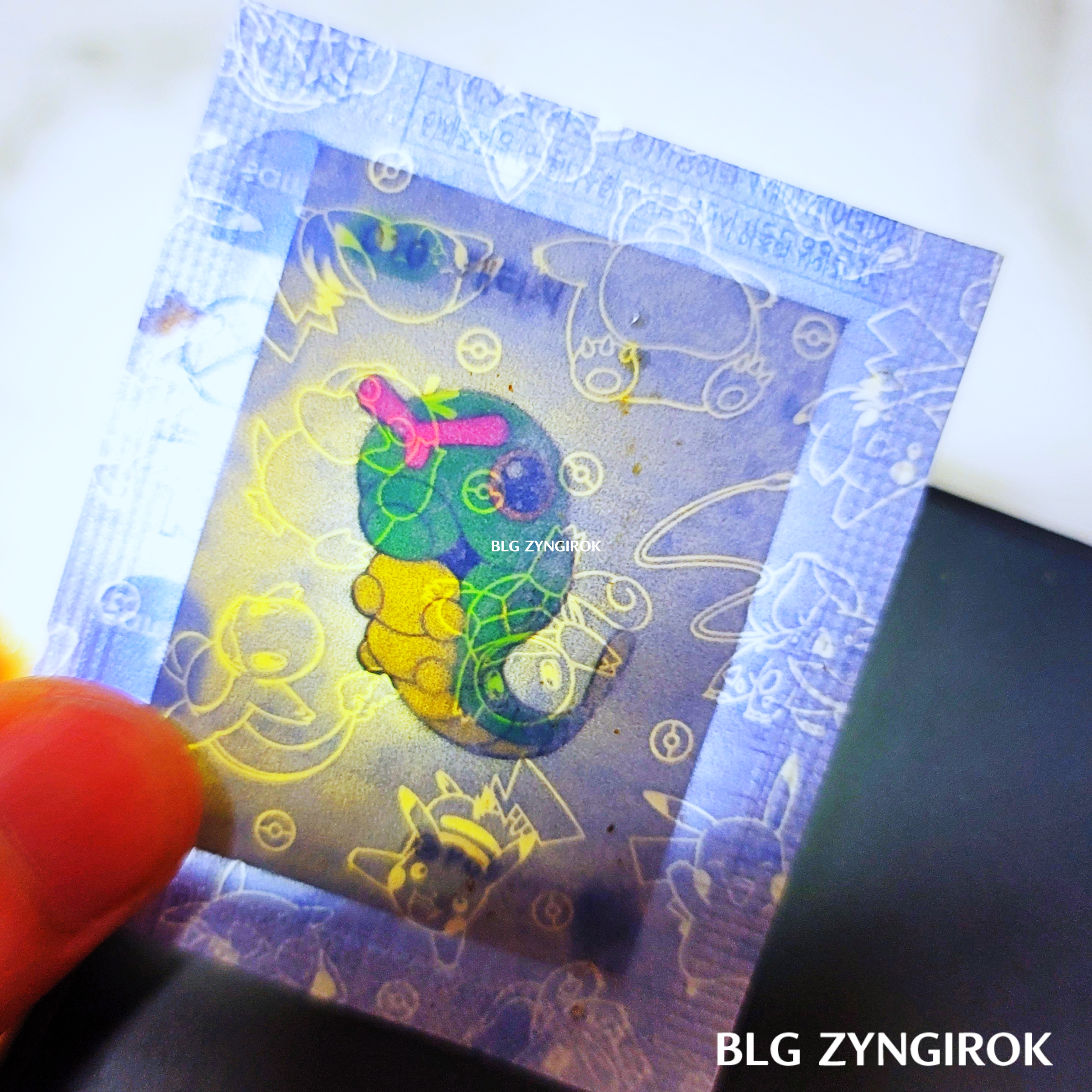 띠부띠부씰-캐터피를-들고있다.