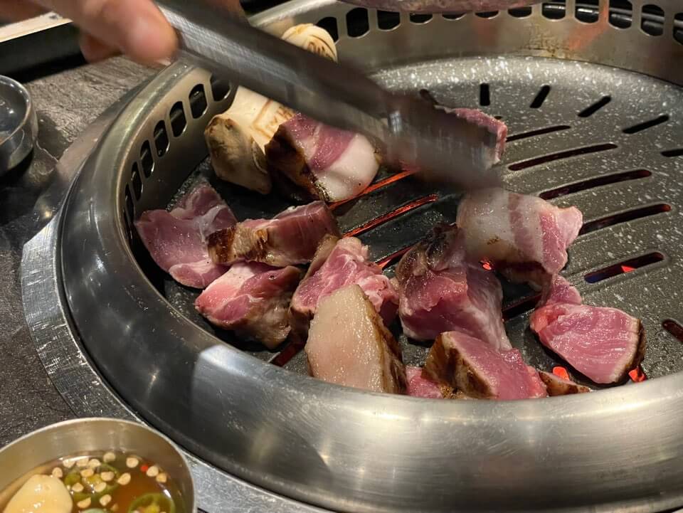 제주도-중문-흑돼지-맛집-고기-구워주는-집