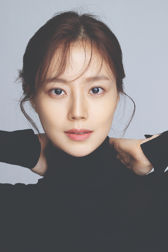 문채원이 SBS &#39;법쩐&#39; 종영 인터뷰에서 포즈를 취하고 있다. [사진=아이오케이컴퍼니]