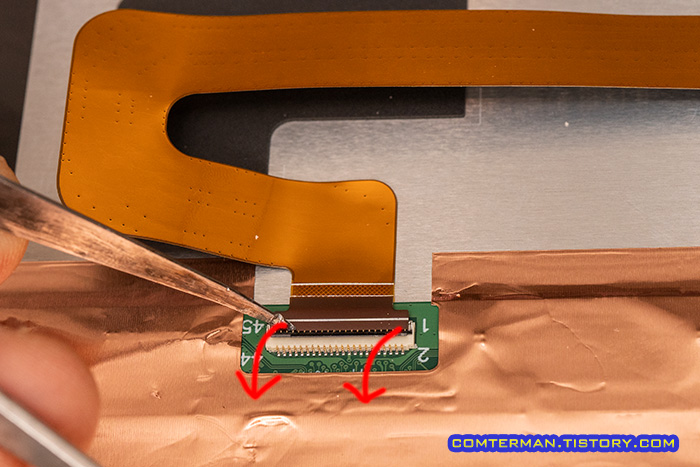 갤럭시 탭 A7 액정 필름 케이블 분리