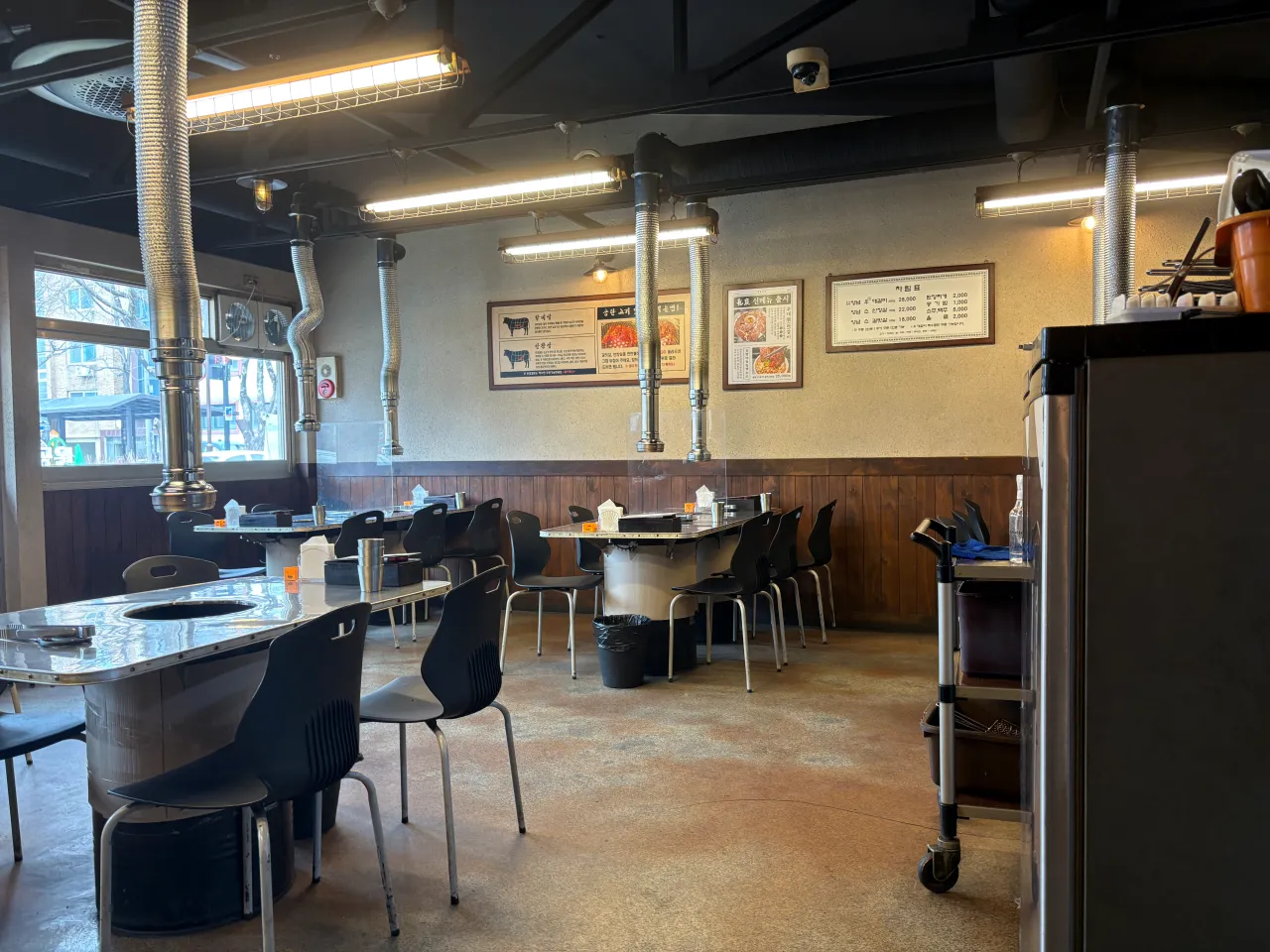 은색-테이블들과-의자들-고기집-내부