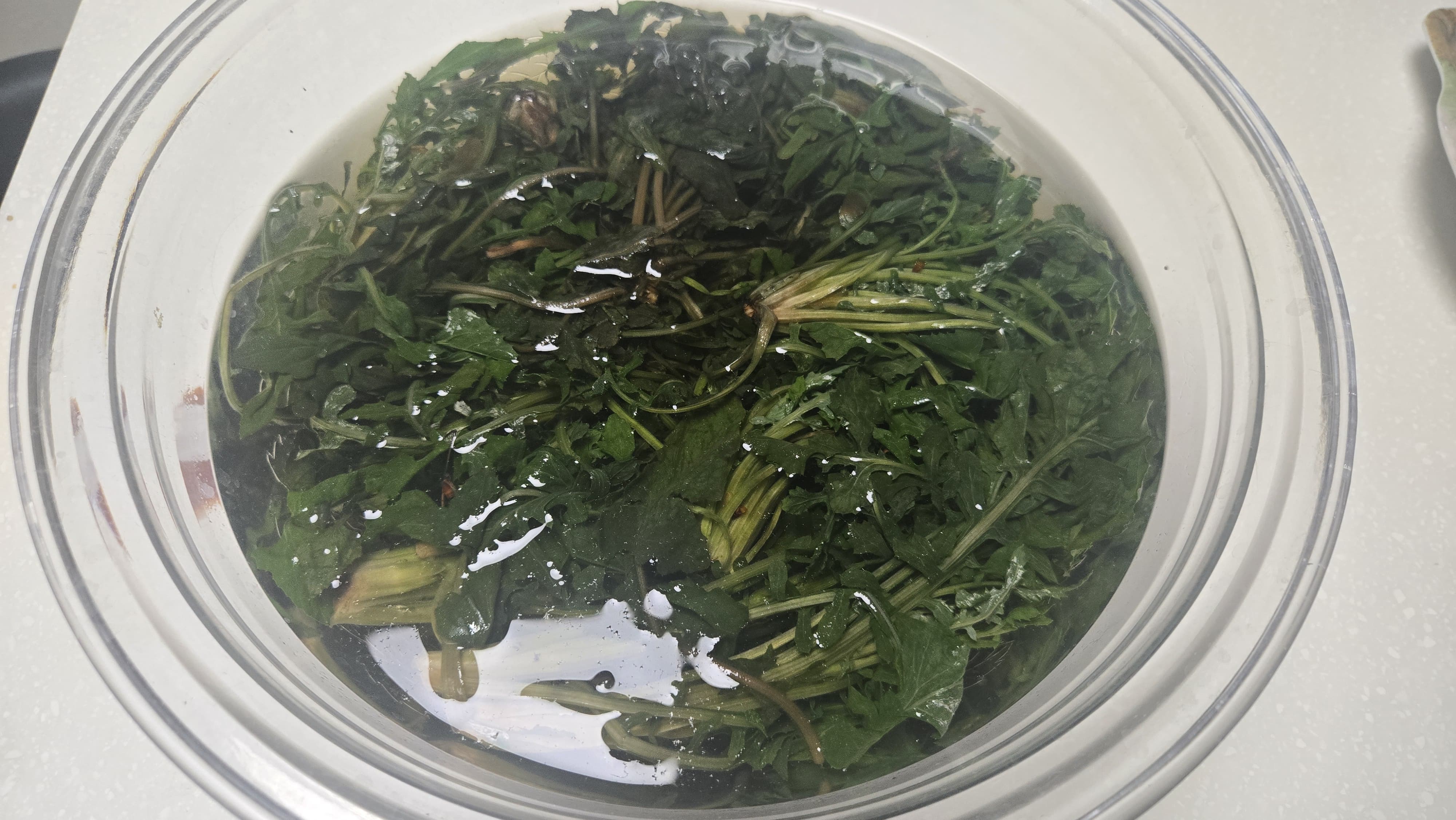 찬물에 담가 3~5번 물 갈아주기