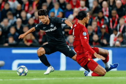 공을 드리블하는 황희찬