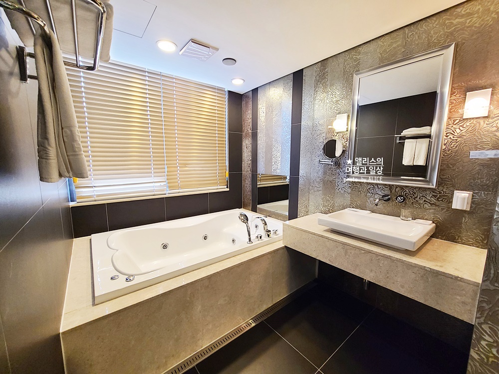 잠실 위치 좋은 파로스 호텔 디럭스 더블룸 투숙 후기 잠실 주경기장 근처 호텔